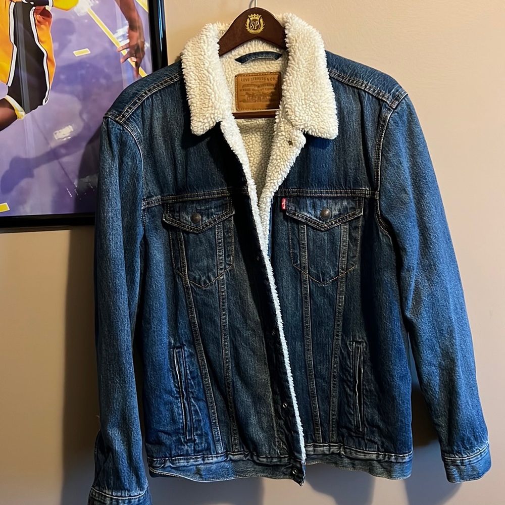 Levi’s Sherpa trucker jacket great condition